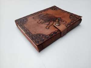 Élégant carnet de notes en cuir rouge artisanal vintage A4 couverture rigide cadeau pour hommes et femmes style journal rétro - Product Image 3