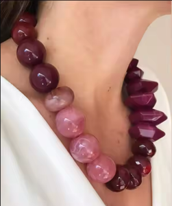 Collier artisanal de style ange en résine avec accents scintillants Impressions en émail entièrement personnalisables pour la mode de voyage décontractée - Product Image 2