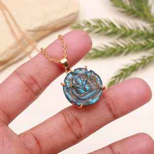 Pendentif de fleur rose Labradorite sculptée à la main 19 mm collier de pierres précieuses d'énergie de guérison cadeau de demoiselle d'honneur - Product Image 1