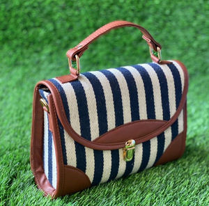 Sacs à main élégants et polyvalents pour femmes, conçus avec un look avant-gardiste et des poignées confortables pour une utilisation toute la journée - Product Image 4