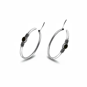 Boucles d'oreilles créoles argentées pour femmes, à porter au quotidien, avec pierre noire, design tendance - Product Image 2