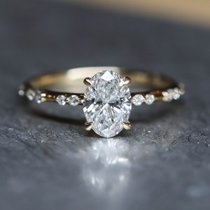 Bague de mariage Moissanite à coupe ovale 1.98 TC fabriquée à la main avec des accents ronds flottants et un design de solitaire intemporel pour les fiançailles - Product Image 1