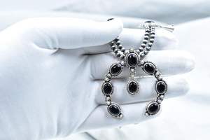 สร้อยคอดอกสควอชโอนิกซ์สีดำทำด้วยมือโซ่แบบปรับได้เงินสเตอร์ลิง - Product Image 4