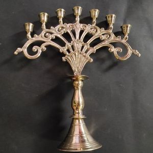 Candélabres luxueux en métal de finition antique parfaits pour le dîner aux chandelles et les intérieurs de maison classiques - Product Image 2