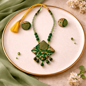 Ensemble de bijoux fins faits à la main, collier en soie Muga verte avec pendentif en perles de cristal et or pour les mariages, les fêtes, les cadeaux - Product Image 4