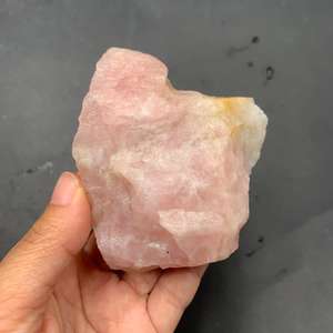 Quartz rose naturel brut, cristal de quartz rose, pierre de guérison, spécimen minéral, objet de collection et d'exposition - Product Image 4