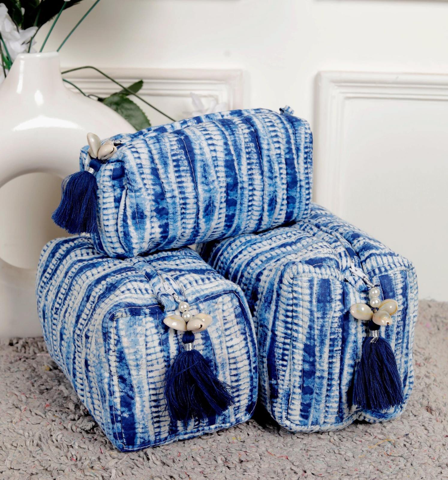 สีขาวและสีฟ้า