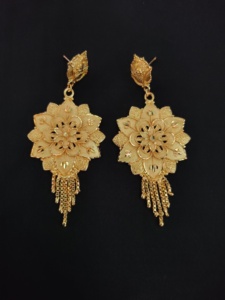 Acheter des boucles d'oreilles de conception traditionnelle sertie de boucles d'oreilles Jhumka plaqué or 22CT bijoux pour femmes porter par les exportateurs - Product Image 3
