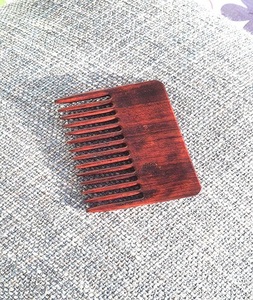 Peines de dientes anchos de sándalo verde Natural 100% hechos a mano, peine de masaje de madera, peine de sándalo para el cuidado del cabello de lujo - Product Image 6
