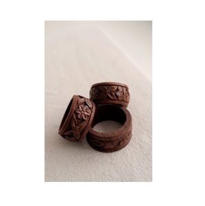Anneau de serviette en bois moderne écologique fait à la main avec incrustation en laiton Décoration de table de luxe pour la salle à manger, les mariages et les fêtes - Product Image 1