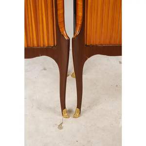 Par de exquisitas mesitas de noche de caoba de estilo francés con detalles estriados y detalles en bronce | Mesitas de noche artesanales con S - Product Image 4