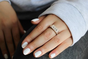 แหวนตราเริ่มต้น8x15มม. แหวนคู่แบบสั่งทำแหวนเงินแท้สำหรับผู้หญิง - Product Image 5