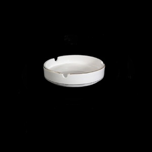 Cenicero con bordes dorados redondo medio profundo de estilo moderno - Product Image 1