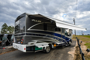 Autocaravana de Lujo Fleetwood Pulse 24B Clase C 2019 Blanca para Acampar, Usada, Emisión Euro 5, Capacidad para 4-6 Pasajeros, Piso Acrílico - Product Image 3