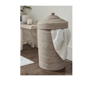 Cesta de lavandería de ratán artística hecha a mano con acabado clásico perfecto para casas de estilo rural y temas interiores de granja - Product Image 5