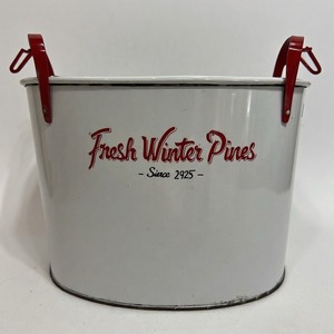 Maceta de cubo navideño Jingle Lane en metal clásico, ideal para esquinas de porche llenas de guirnaldas de pino y verdes de vacaciones - Product Image 5