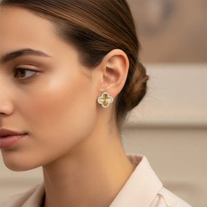 Pendientes de Alta Calidad con Borde de Diamantes Pavé y Diseño de Trébol de Cuatro Hojas - Product Image 6