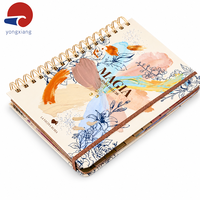 Organiseur personnalisé à spirale avec impression, bords dorés, couverture rigide, reliure spirale dorée et intercalaires.