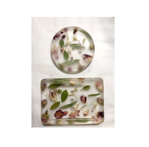 Porte-savon en résine fait main, durable et résistant à l'eau, avec un design élégant et moderne qui rehausse toute décoration de salle de bain. - Product Image 1