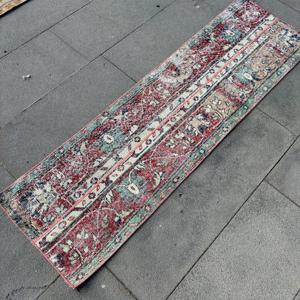 Alfombra Turca de 1.4x5.1 pies, Alfombra Vintage, Alfombra de Lana con Parches Rojos y Azules - Product Image 2