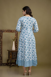 สง่างามและเหนือกาลเวลา ชุดอนาร์กาลีลายดอกไม้สีน้ำเงินนี้ ผสมผสานความงดงามแบบดั้งเดิมและความสง่างามในชีวิตประจำวันได้อย่างลงตัว นุ่มสบายและระบายอากาศได้ดี - Product Image 2