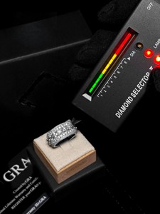 Bague pour homme en argent sterling 925 plaqué or 18 carats avec diamant et moissanite certifiée IGI de Vidhi Jewellery - Product Image 3