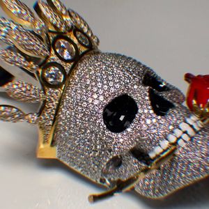 Colgante de Calavera con Diamantes Corona Rosa, Oro Sólido de 18K, Diamante Natural de Corte Brillante, Estilo Hiphop, Amuleto de Lujo Unisex para Fiesta - Product Image 2