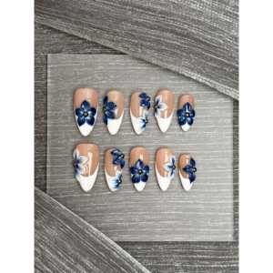 Arte de uñas a presión con diseño de flor de porcelana azul - Product Image 3