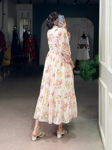 เดรสผ้าจอร์เจียหรูหราทันสมัยพร้อมสัมผัสดอกไม้สำหรับงานแต่งงานจบการศึกษาหรือวันชายหาด-ตกหลุมรักกับดอกไม้ - Product Image 4