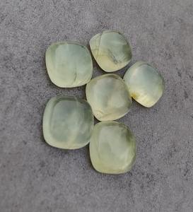 3A + cabochons en forme de coussin carré en prehnite naturelle de qualité supérieure à dos plat et pierres précieuses calibrées aux prix de gros OEM en vrac - Product Image 1