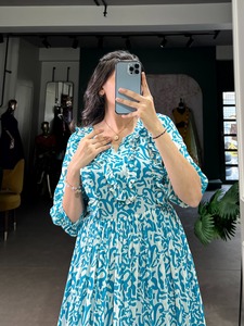 Dernière robe Kurti à la mode avec ourlet asymétrique Fashion Forward pour l'exportation mondiale depuis l'Inde - Product Image 2