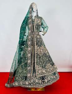 Regal Velvet Lehengas et haussements d'épaules de mariée traditionnels à embellir Couture fortement travaillée pour une tenue de fête avec les derniers modèles - Product Image 1