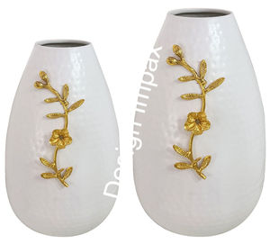 กระถางดอกไม้ประดิษฐ์ตกแต่งสไตล์ชายฝั่ง กลีบกุหลาบสีทอง แจกันดอกไม้โลหะเคลือบสีขาว - Product Image 4