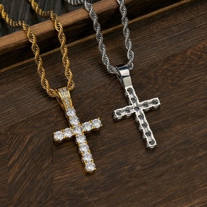Pendentif en diamant Moissanite de meilleure qualité avec forme de croix et look élégant adapté à un usage quotidien et à une occasion spéciale de l'Inde - Product Image 1