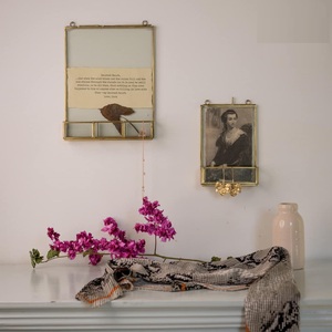 Cadre photo mural décoratif en verre et laiton, léger, écologique, design personnalisable, haute qualité, pour la maison et le bureau - Product Image 1