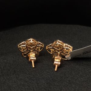 Boucles d'oreilles clous en diamant floral |   Boucles d'oreilles en or rose 14 carats avec fleurs et diamants |   Clous d'oreilles de luxe en diamant naturel |   Cadeau de bijoux fins élégants - Product Image 3