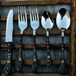 Juego de Cubiertos de Acero Inoxidable Hechos a Mano de Alta Calidad, Ecológicos y Sostenibles, Estilo Industrial, Reutilizables, con Mango de Madera para el Hogar - Product Image 5