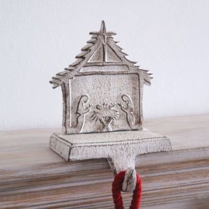 Soporte de almacenamiento de hierro fundido rústico con detalles festivos diseñados para un soporte de almacenamiento duradero y estable durante la Navidad - Product Image 1