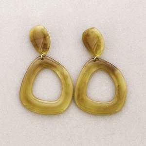 ต่างหูห่วงเรซินอะคริลิคแฟชั่น - Product Image 5