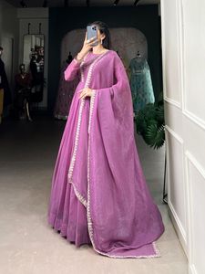 Robe entièrement cousue, prête à porter, nouvelle collection, broderie en fil argenté de nouvelle génération avec des touches de dentelle, robe avec dupatta - Product Image 4