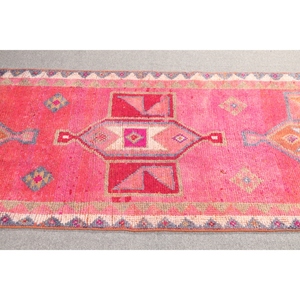 Tapis turc vintage 3,3x10,1 pi (102x308 cm), tapis géométrique rose Herki - Product Image 3