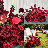 Bordeauxrode bloemenkrans bruiloft welkomstbord entree decoratie