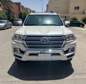 Toyota Land Cruiser SUV Usada, Motor de 8L, Volante a la Derecha, Asientos de Cuero - Product Image 2