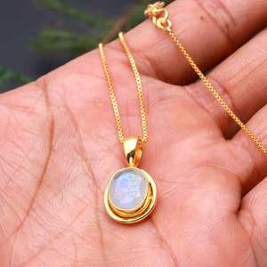 Collar con Colgante de Piedra Lunar Arcoíris de Forma Ovalada en Plata 925 - Dijes Hechos a Mano para Mujer - Product Image 2