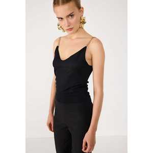 Blusa con Escote en V y Detalles de Tirantes - Product Image 2