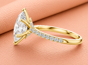 Bague de fiançailles solitaire en or jaune 14K massif, taille marquise, avec accents de diamants de laboratoire pavés et pierre centrale sertie à griffes - Product Image 2