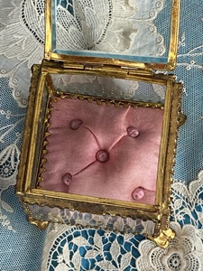 Caja de anillo de cristal de diseño adorable, organizador de joyas hecho con vidrio y Marco de pulido dorado de Metal para compromiso de boda de cumpleaños - Product Image 6