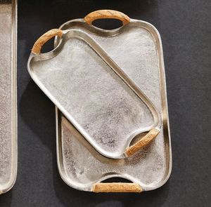 Plateau en fonte d'aluminium polie avec poignées incurvées pour servir des boissons ou exposer des bougies et une décoration d'intérieur saisonnière - Product Image 3