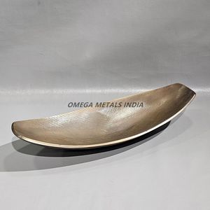 Ensemble de plateaux de service élégants en or avec deux formes de feuilles, idéal pour servir et décorer n'importe quelle pièce - Product Image 5