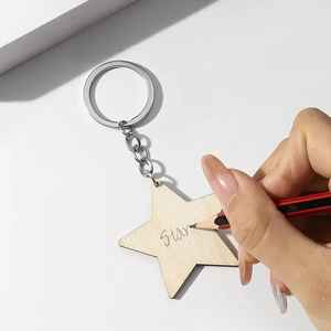 Llavero de madera creativo con estrella de cinco puntas, eres una estrella, colgante de letra inglesa, llavero de madera hecho a mano, regalo para amigos - Product Image 6
